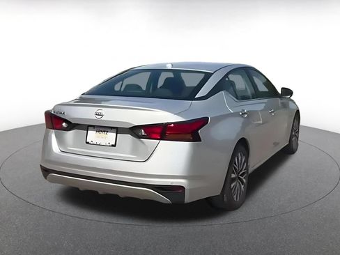Used 2025 Nissan Altima 2.5 SV FWD image 12