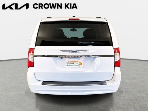 Used 2014 Chrysler Town & Country Touring image 6