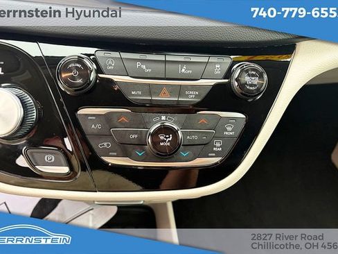 Used 2024 Chrysler Pacifica Touring-L FWD image 20