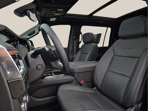 Used 2025 GMC Yukon XL Denali w/ Denali Reserve Package image 15