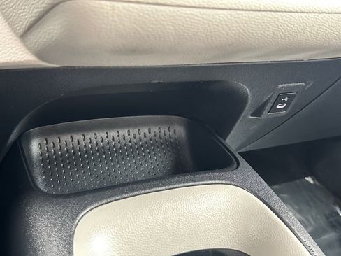 Used 2025 Toyota Corolla LE w/ Convenience Package image 24