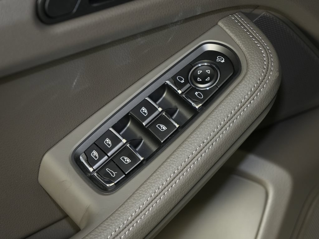 Used 2026 Porsche Macan AWD/4WD image 16