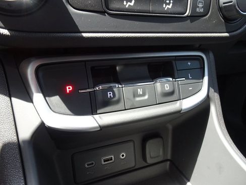 Used 2024 GMC Terrain SLE FWD image 17