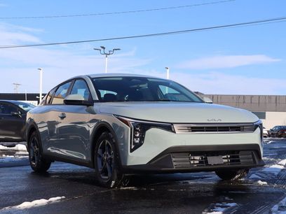 New 2025 Kia K4 LXS