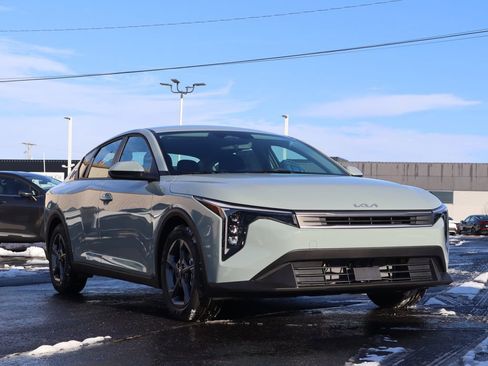 New 2025 Kia K4 LXS image 1