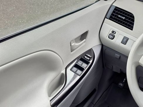 Used 2014 Toyota Sienna LE AWD/4WD image 25