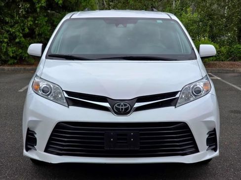 Used 2019 Toyota Sienna LE w/ LE Preferred Package FWD image 2