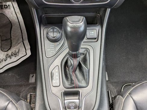 Used 2022 Jeep Cherokee Trailhawk image 17