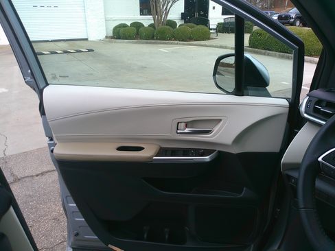 Used 2024 Toyota Sienna XLE image 15