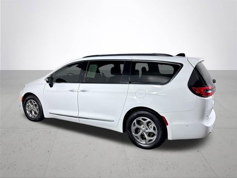 Used 2023 Chrysler Pacifica Limited w/ Uconnect Theater Family Group image 8