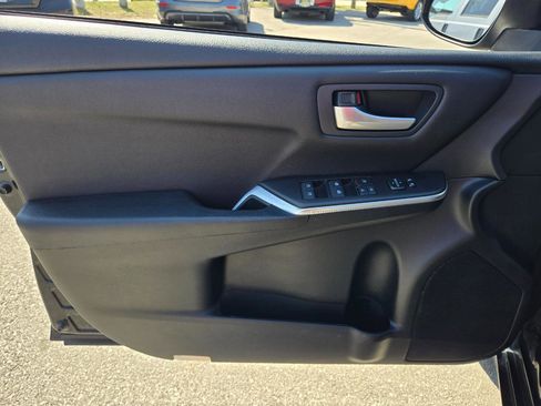 Used 2017 Toyota Camry SE image 15