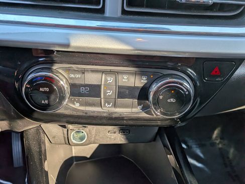 Used 2025 Chevrolet Trax LT w/ LT Convenience Package image 29