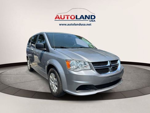 Used 2019 Dodge Grand Caravan SE w/ UConnect Hands-Free Group FWD image 2