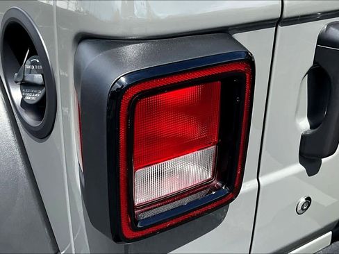 Used 2022 Jeep Wrangler Sport image 27