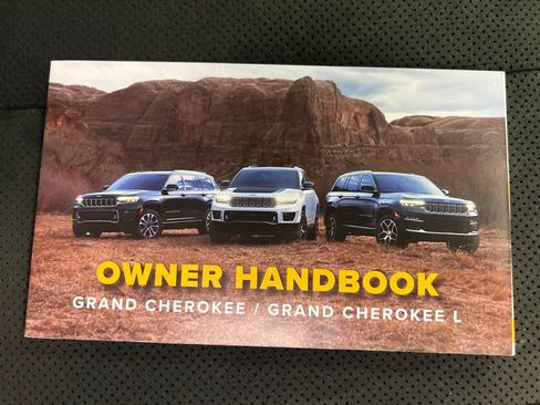 Used 2025 Jeep Grand Cherokee Altitude AWD/4WD image 34