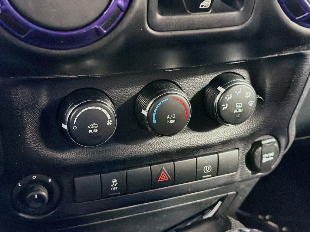 Used 2015 Jeep Wrangler Unlimited Rubicon AWD/4WD image 17