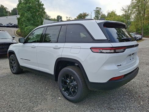 New 2025 Jeep Grand Cherokee Altitude image 3