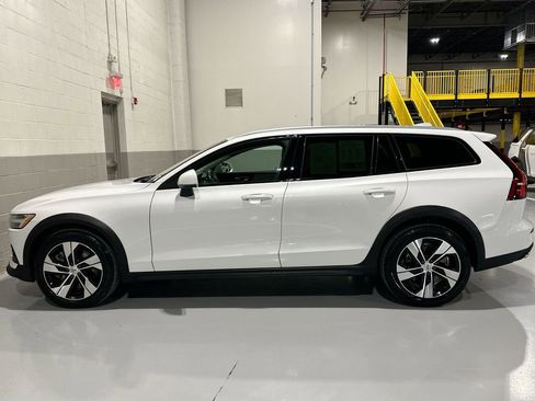 Used 2022 Volvo V60 T5 Cross Country image 2