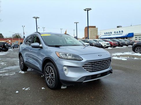 Certified 2022 Ford Escape Titanium image 3