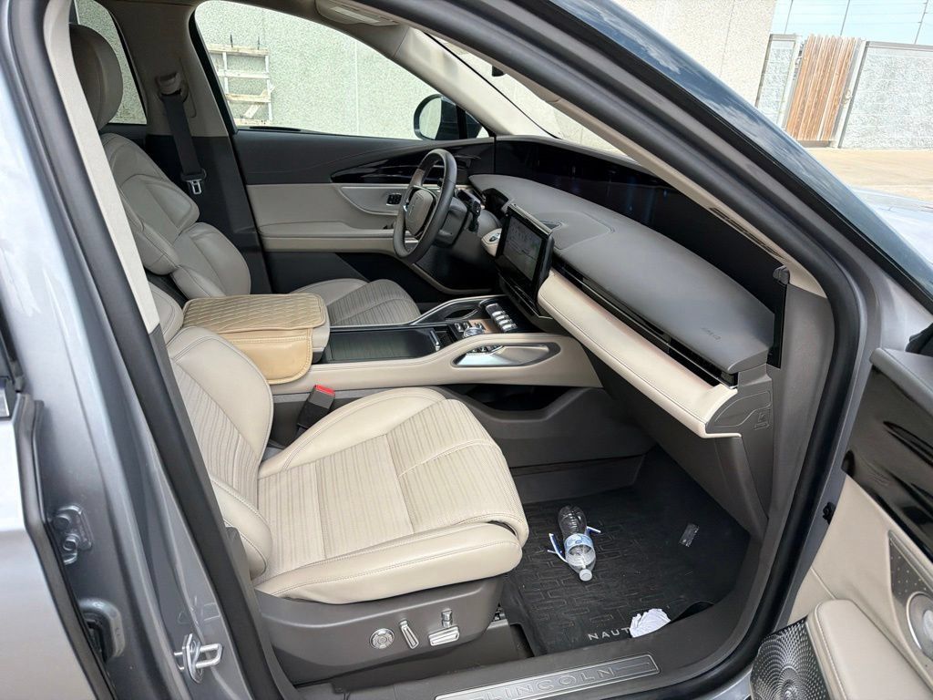 Used 2025 Lincoln Nautilus Reserve AWD/4WD image 13