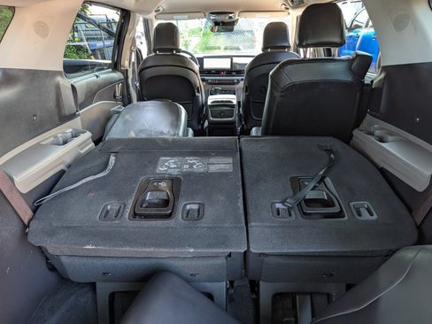 Used 2025 Kia Carnival EX FWD image 21