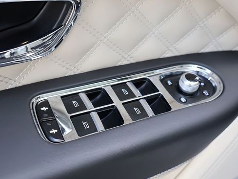 Used 2022 Bentley Bentayga image 13
