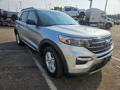 Used 2024 Ford Explorer XLT w/ Equipment Group 202A AWD/4WD image 2
