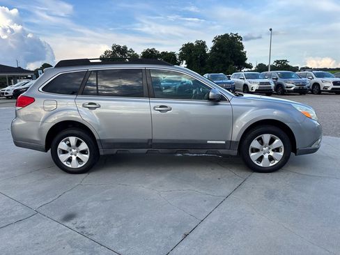 Used 2011 Subaru Outback 2.5i Premium AWD/4WD image 3