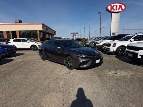 Used 2023 Toyota Camry SE image 1