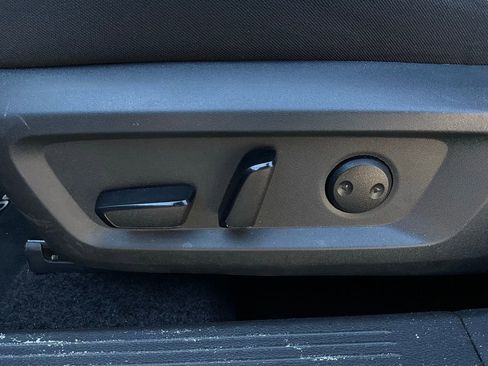 Used 2025 Nissan Rogue SV image 11