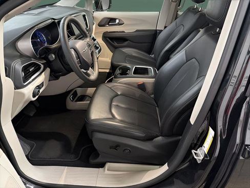 Used 2024 Chrysler Pacifica Select image 13