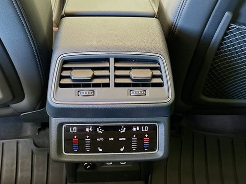Used 2022 Audi e-tron Premium Plus w/ Premium Plus Package AWD/4WD image 24