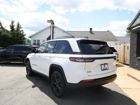 Used 2023 Jeep Grand Cherokee Altitude AWD/4WD image 5