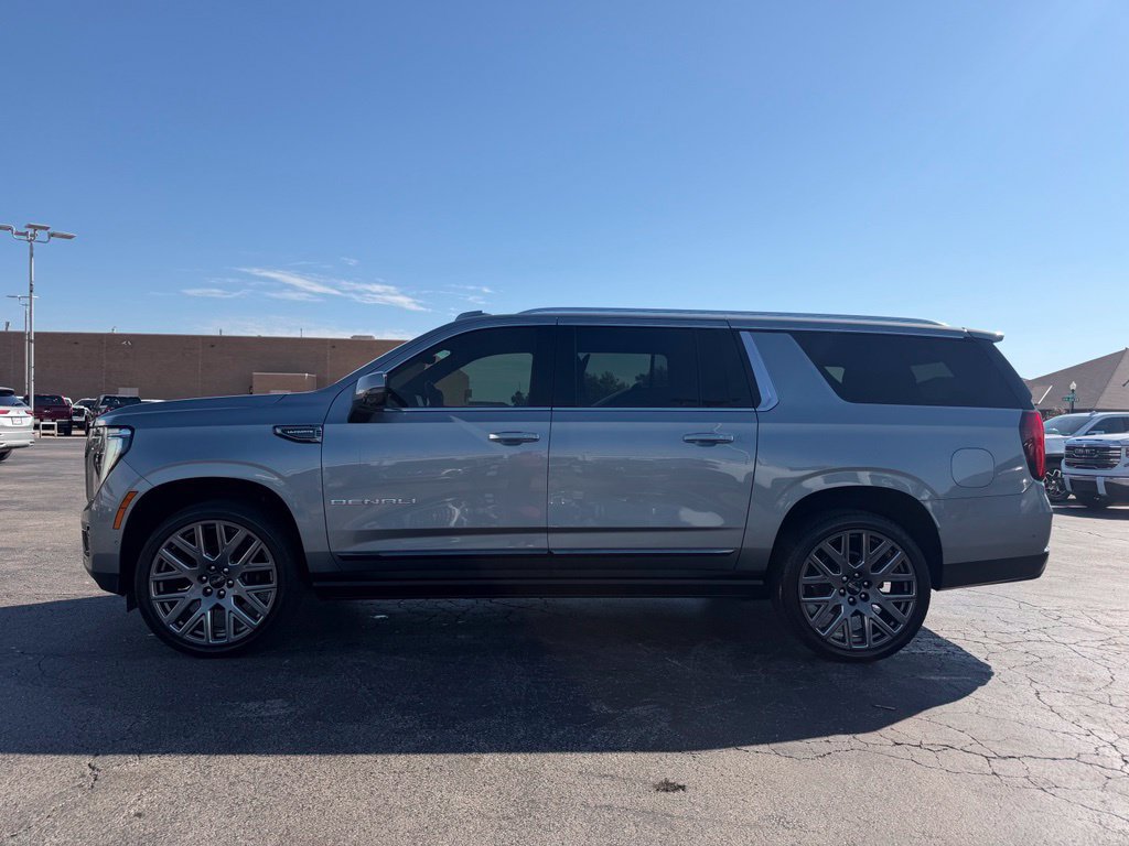 Used 2025 GMC Yukon XL Denali Ultimate AWD/4WD image 12