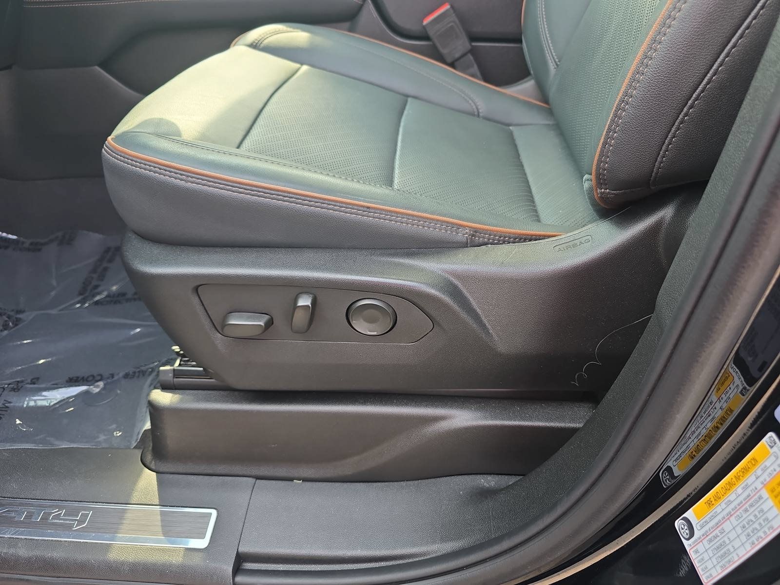 Used 2025 GMC Yukon AT4 w/ AT4 Premium Package AWD/4WD image 30