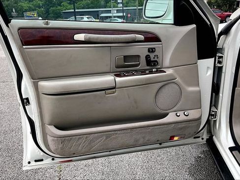 Used 2003 Lincoln Town Car Signature RWD image 16
