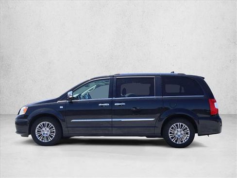 Used 2014 Chrysler Town & Country Touring-L FWD image 9