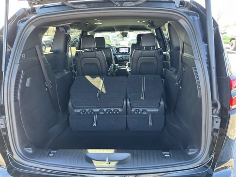 Used 2025 Chrysler Pacifica Select FWD image 18