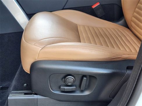 Used 2024 Land Rover Discovery Metropolitan Edition image 19