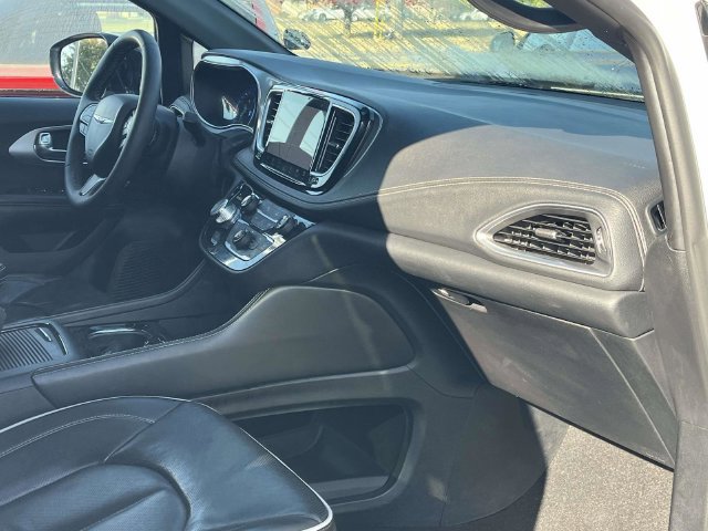 Used 2025 Chrysler Pacifica Limited FWD image 26