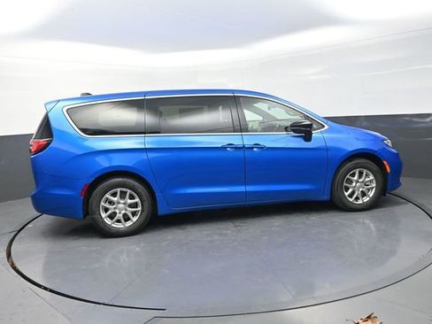 New 2026 Chrysler Pacifica Select image 10