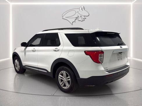 Used 2023 Ford Explorer XLT AWD/4WD image 3