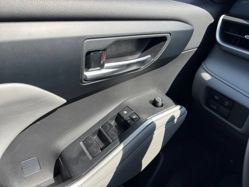 Used 2023 Toyota Highlander XLE AWD/4WD image 11