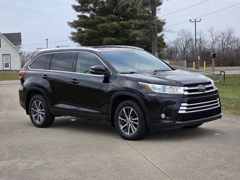Used 2017 Toyota Highlander XLE image 2