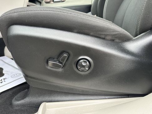 Used 2023 Chrysler Voyager LX FWD image 19