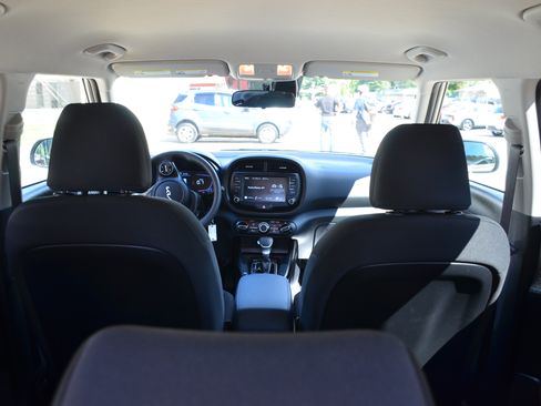 Used 2025 Kia Soul LX w/ LX Technology Package FWD image 36