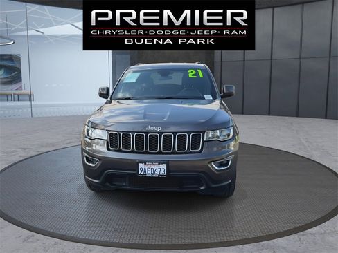 Used 2021 Jeep Grand Cherokee Laredo image 3