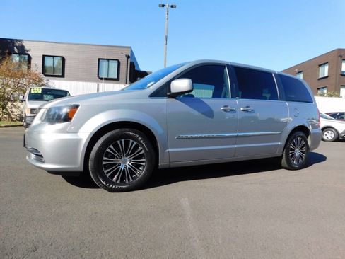 Used 2014 Chrysler Town & Country S image 4