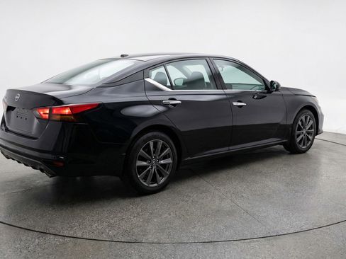 Used 2025 Nissan Altima 2.5 SV image 9