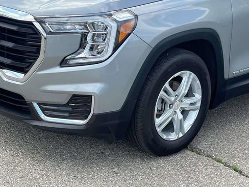 Used 2023 GMC Terrain SLE w/ Driver Convenience Package FWD image 9